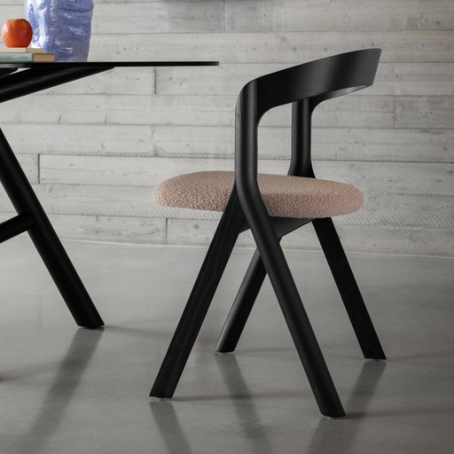 Miniforms - Chaise en bois noir et tissus bouclé "DIVERGE"